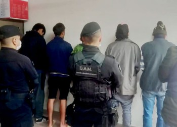 En banda y con machetes robaron una motocicleta