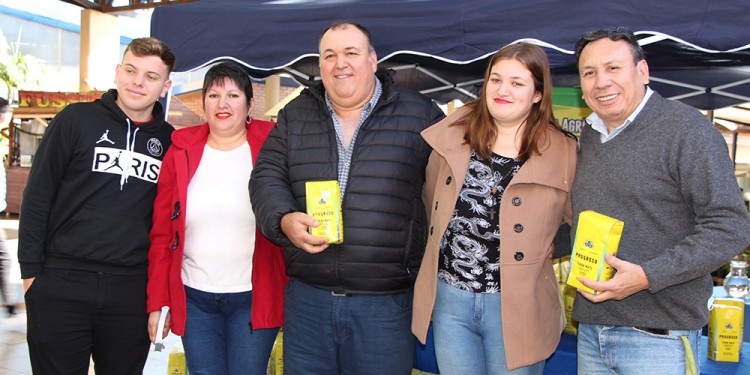 LANZAMIENTO. La familia Koch y Ricardo Maciel (vicepresidente del INYM) en la presentación de la yerba mate