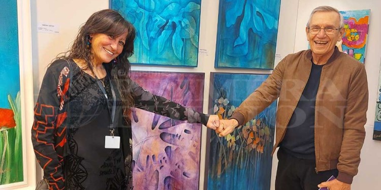 El artista misionero Ernesto Engel junto a la curadora de la muestra, la española Elena Iglesias.