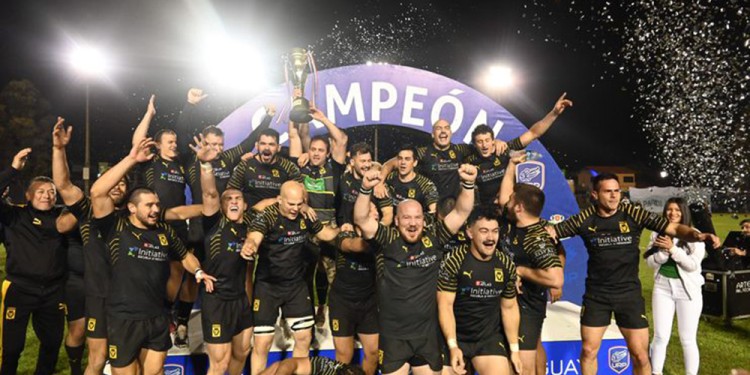 DALE CAMPEÓN. El misionero Arturo López (primero desde la izquierda, abajo) festeja la consagración de CURDA.