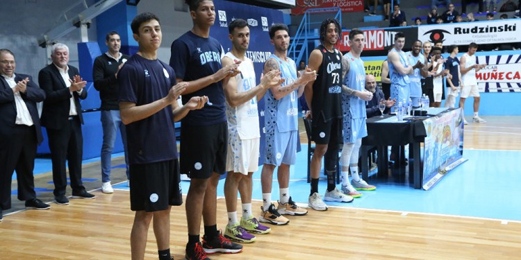 HAY EQUIPO. El plantel, ayer ante los hinchas, que colmaron las tribunas.