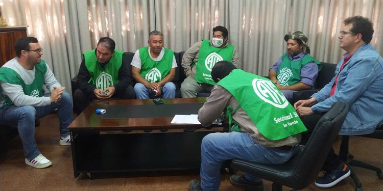 REUNIÓN. El gremio ATE y el Ejecutivo firmaron el acta acuerdo ayer.