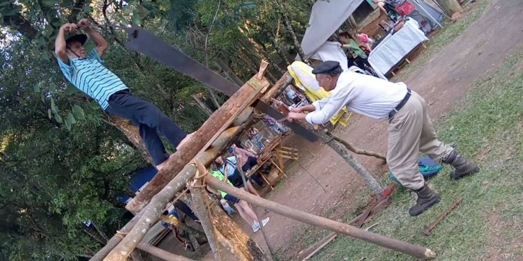 VITALIDAD. Amado junto a su hijo José, demostrando sus habilidades con la sierra.