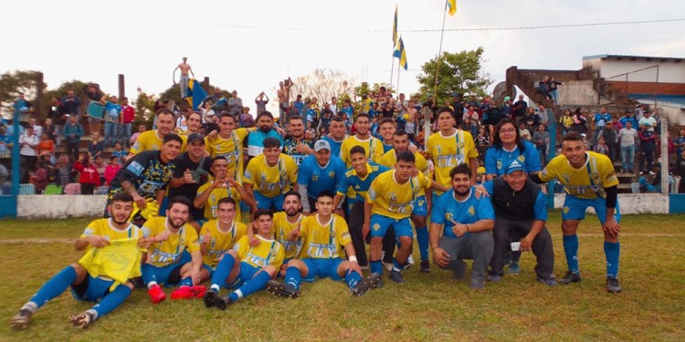 TODA LA GLORIA. Atlético Leoni fue el más regular del campeonato y tuvo su premio. A pensar en el Provincial.