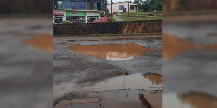 URGE. Las condiciones del playón de acceso de la terminal de ómnibus de Aristóbulo del Valle distan mucho de las ideales.