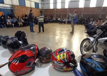 Jóvenes de Garupá se capacitaron en conducción segura de motos