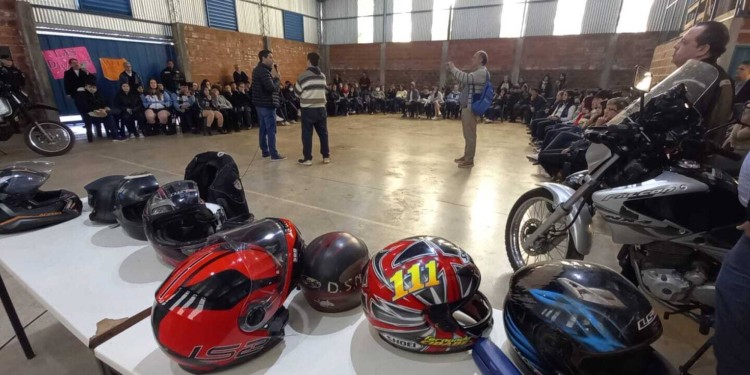 CIERRE. Alumnos e instructores compartieron una jornada donde la mayoría de los jóvenes demostraron gran interés en la conducción segura de motos.