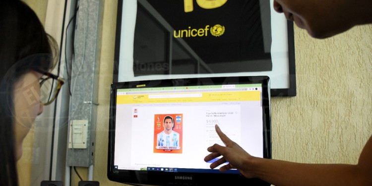 OPCIÓN. Hay quienes ante el faltante de figuritas del Mundial buscan comprar a través de distintos sitios web.