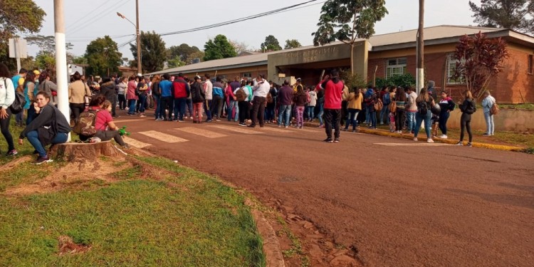 EL PEDIDO. Hubo una manifestación en la puerta de la escuela, donde exigieron frenar todo tipo de bullying. (Gentileza Canal 9 Norte Misionero)