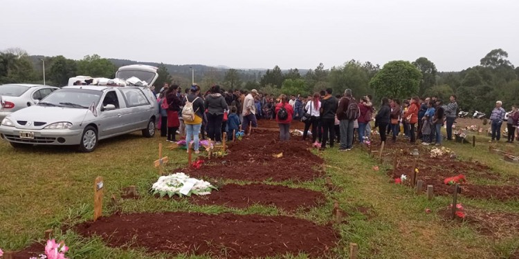 INHUMACIÓN. Cerca de las 18 familiares y vecinos acompañaron a Darío Natanael a su última morada en el cementerio nuevo de Jardín América.