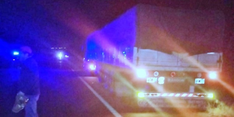 IMPACTO. El chofer del camión dijo que la moto chocó contra el costado.