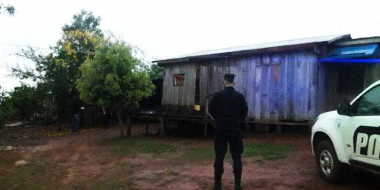 LUGAR. En la vivienda de madera funcionaba una despensa, propiedad de Francisco Ávila, la víctima del crimen.