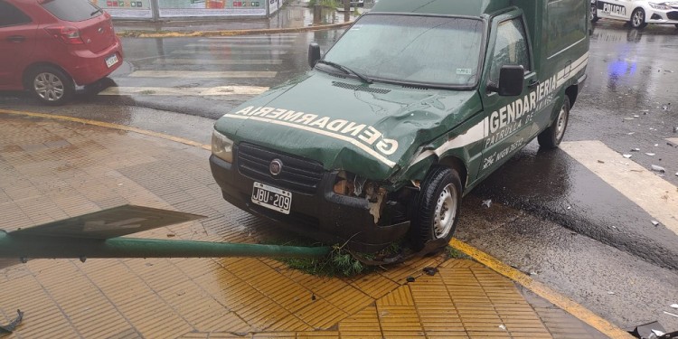CHOQUE. El móvil de Gendarmería fue impactado de frente por un Toyota Ethios.
