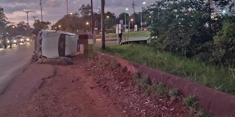 ACCIDENTE. Un automóvil colisionó contra una moto y terminó volcado.