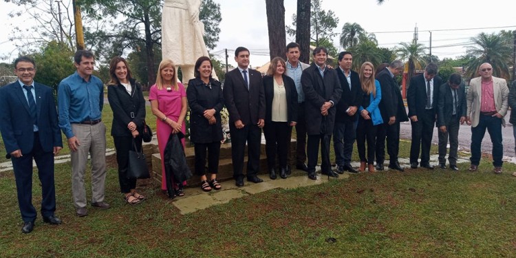 OFRENDA Y ORACIÓN. Ignacio Schwelm, el intendente Martínez e invitados especiales en el acto.