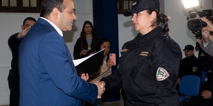 RECONOCIMIENTO. El Gobernador destacó la labor de policías en San Vicente.