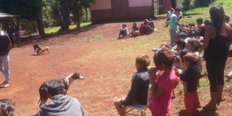 EN COMUNIDAD. Familias reclamaron acceder a asistencia alimentaria.