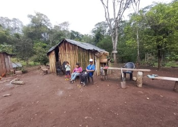 Comunidad mbya reclama un aula satélite dentro de la aldea y el acceso a agua potable
