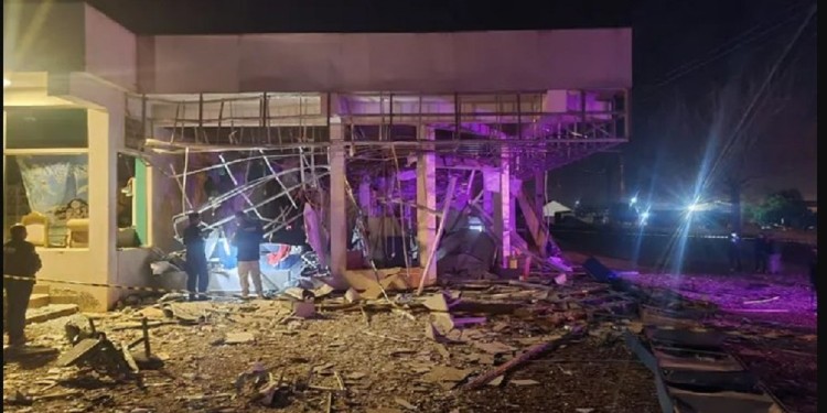 DAÑO TOTAL. Los delincuentes destruyeron toda la sucursal bancaria.