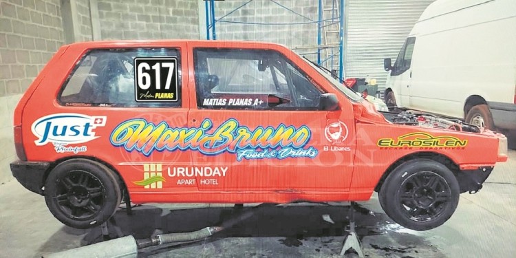 LISTO PARA SALIR A PISTA. Este es el Fiat Uno de Matías Planas.