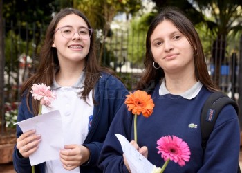Alumnos del Bachillerato Humanista reparten poesías y flores para recibir la primavera