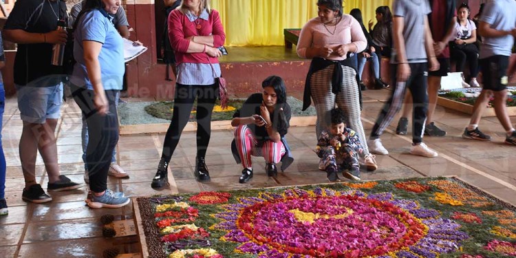 Candelaria vivió con emoción una nueva muestra de alfombras florales en el BOP 5
