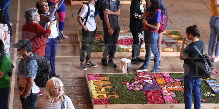 Candelaria vivió con emoción una nueva muestra de alfombras florales en el BOP 5