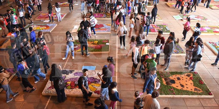 LA COMUNIDAD UNIDA. Las familias de Candelaria compartieron una tarde para apreciar las alfombras del BOP 5.