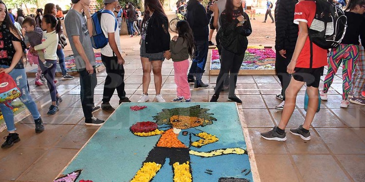 Candelaria vivió con emoción una nueva muestra de alfombras florales en el BOP 5