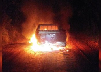 Robo e incendio de una camioneta que tenía bidones de combustible