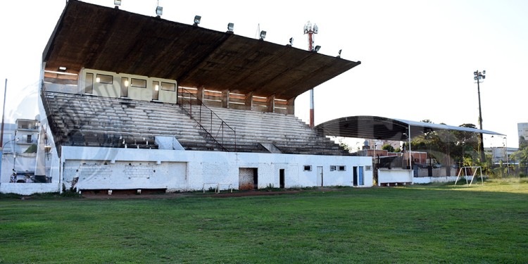 ÍCONO. La tribuna techada del estadio “Pedro Pablo Labat”, testigo de grandes epopeyas vividas por el club.
