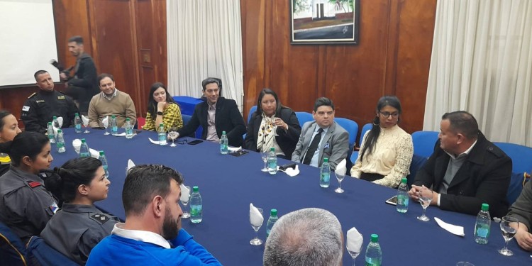 REUNIÓN. Funcionarios y dirigentes de clubes misioneros se pusieron de acuerdo en la necesidad de la capacitación.