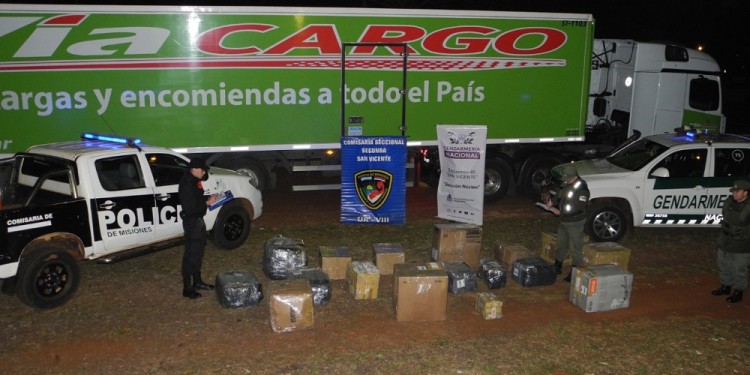 CONTROL. Retuvieron 17 bultos de un camión de encomiendas.