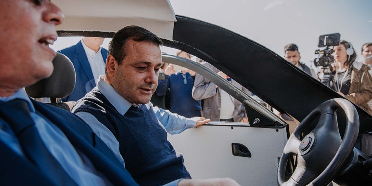 AUTO ELÉCTRICO. Herrera Ahuad durante la presentación del prototipo que producirá la Provincia