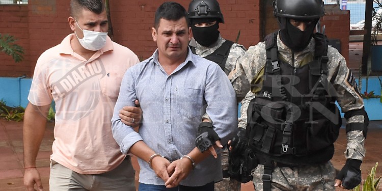 “TORTURAS SEGUIDAS DE MUERTE”. Carlos Antonio Gómez (33) es retirado esposado para cumplir con la sentencia a prisión perpetua determinada por el tribunal obereño.