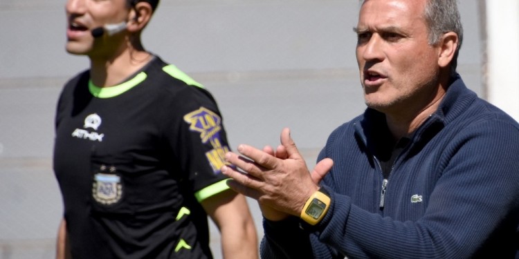 El entrenador de Crucero del Norte, Adrián Alvárez se aferra a su cargo y a la ilusión de clasificar con el "Colectivero".