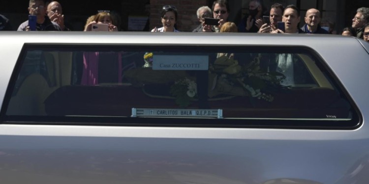 ADIÓS A UN GRANDE: cientos de fanáticos se acercaron a despedir  a Carlitos Balá/ Foto Télam