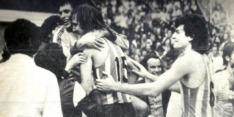 CON LA ALBICELESTE. El gran "Finito Gehrmann (15) que supo vestir la camiseta de la Selección Argentina de básquet tendrá su homenaje en Posadas.