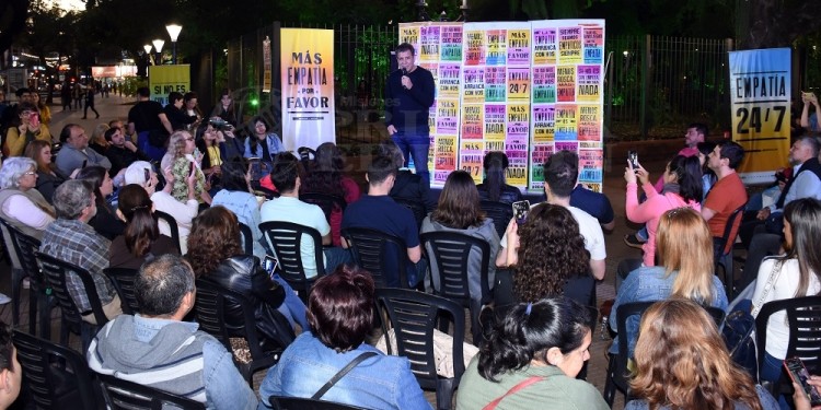 AUDIENCIA. El legislador nacional por la provincia de Buenos Aires habló ante un centenar de personas.