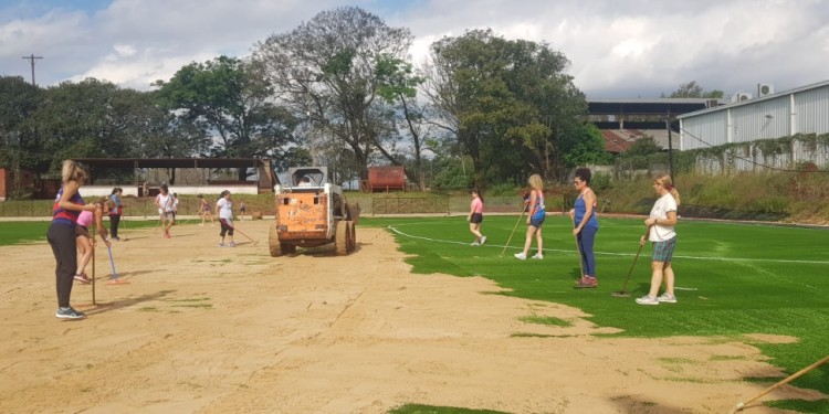 EMOCIÓN. A más de un player se le cayó una lágrima mientras ayudaba a esparcir la arena por toda la cancha.