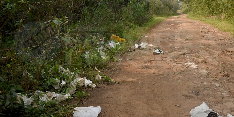 ESCENA. En un camino rural de Cerro Corá, el acusado atacó a machetazos a Da Rosa y a quien era su expareja.