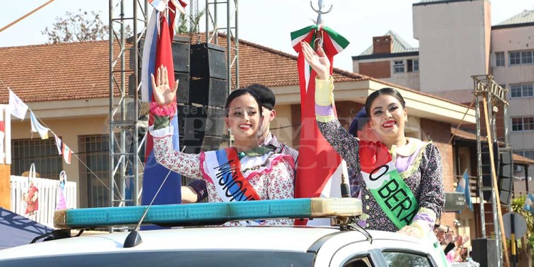 La fiesta a pleno: con el desfile de colectividades, los inmigrantes festejan en Oberá