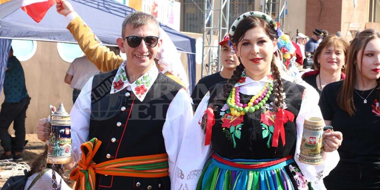 La fiesta a pleno: con el desfile de colectividades, los inmigrantes festejan en Oberá