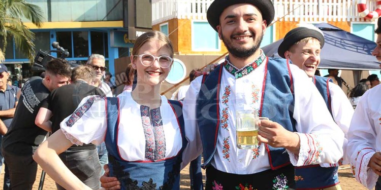 La fiesta a pleno: con el desfile de colectividades, los inmigrantes festejan en Oberá