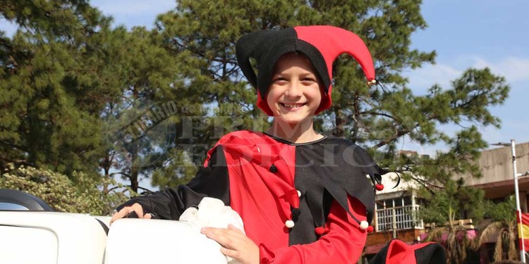 La fiesta a pleno: con el desfile de colectividades, los inmigrantes festejan en Oberá