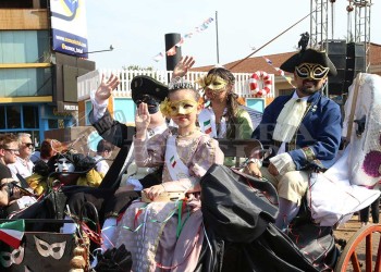 La fiesta a pleno: con el desfile de colectividades, los inmigrantes festejan en Oberá