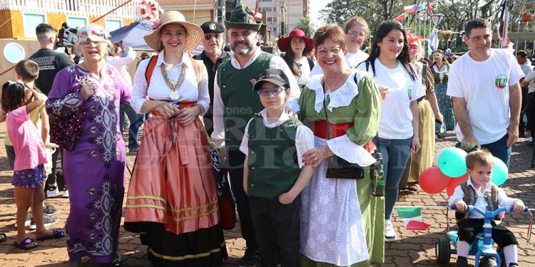 La fiesta a pleno: con el desfile de colectividades, los inmigrantes festejan en Oberá