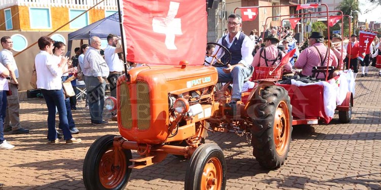 La fiesta a pleno: con el desfile de colectividades, los inmigrantes festejan en Oberá