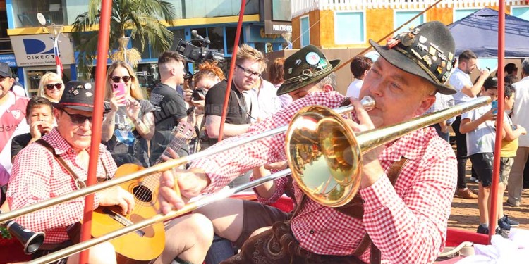 La fiesta a pleno: con el desfile de colectividades, los inmigrantes festejan en Oberá