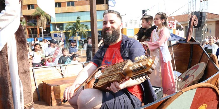 La fiesta a pleno: con el desfile de colectividades, los inmigrantes festejan en Oberá